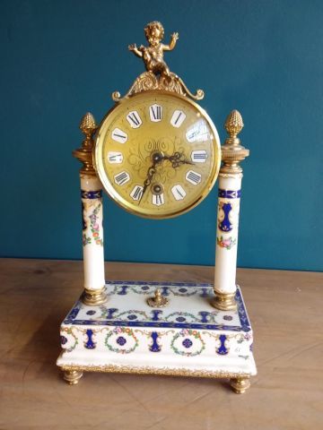 PENDULE portique en porcelaine et bronze,...