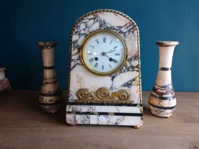 GARNITURE DE CHEMINEE en marbre comprenant...