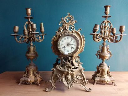 GARNITURE DE CHEMINEE en bronze doré comprenant...