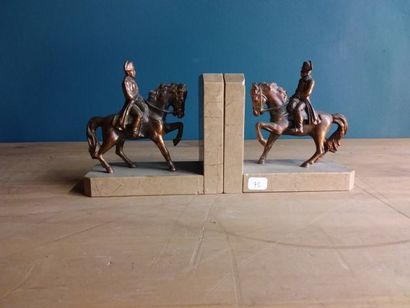 PAIRE de serre-livres en marbres et cuivre,...