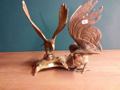 SUJET en bronze doré représentant un aigle...