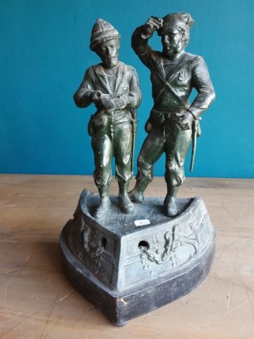 SCULPTURE en régule représentant deux soldats...