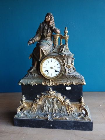 PENDULE en bronze doré et bois, le cadran...