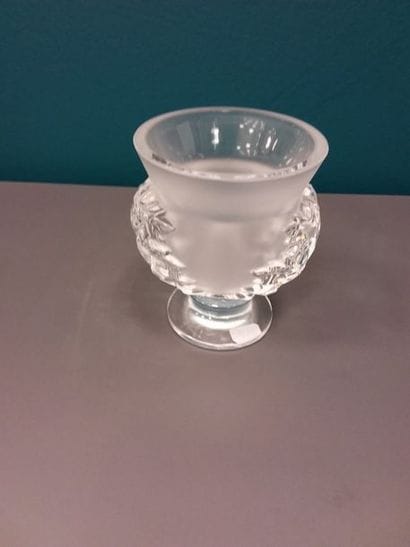 LALIQUE France
Petit vase à décor de feuilles
Signé
H....