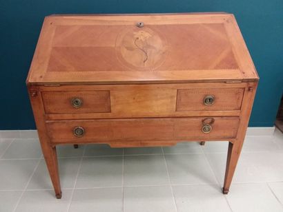 BUREAU DE PENTE en bois à decor de marqueterie...
