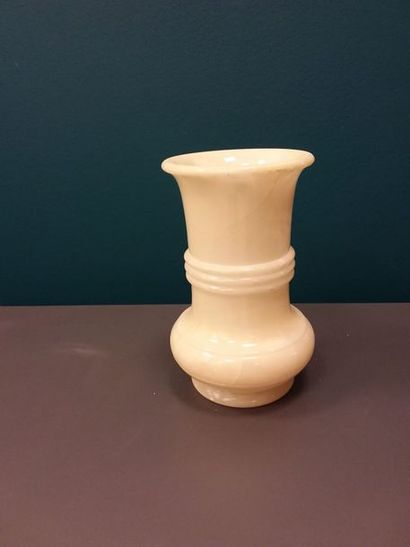 VASE en albatre blanc