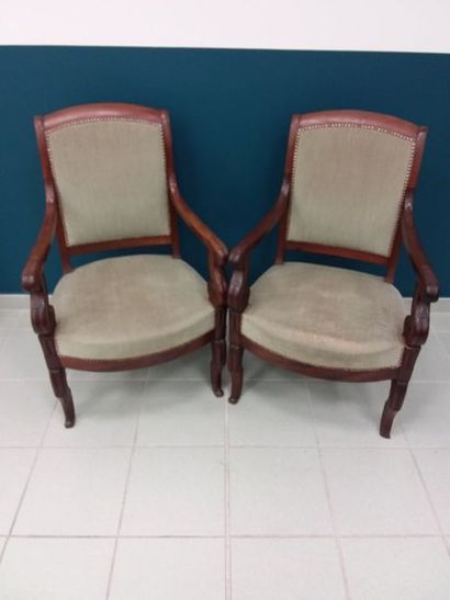 PAIRE DE FAUTEUILS a crosse de style res...