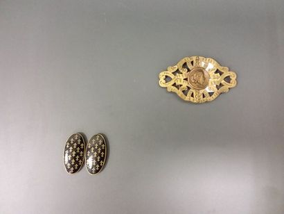 DEUX BOUCLES de ceinture en métal doré l'une...