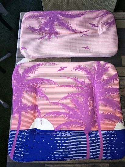 LOT DE COUSSINS
Pour deux chaises pliantes...
