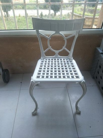 DESSI
Six Chaises en fonte d'aluminium laquée...