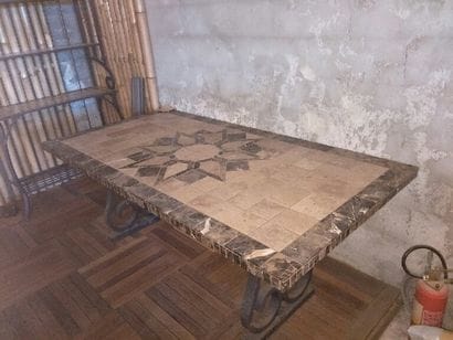 TABLE 
En travertin/marbre avec etoile centrale,...