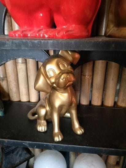 STATUE 
représentant un chien en fibre de...