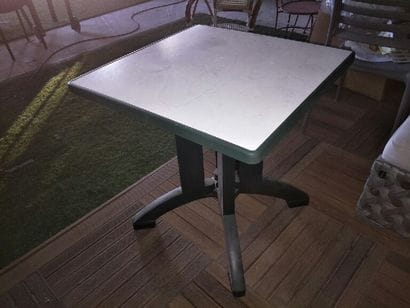 SOLEIL 
Table ronde en teck, les pieds en...