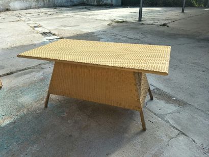 ARTIE 
Tables en résine tressée avec jupe...