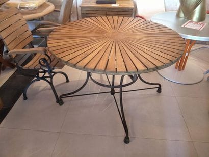 SOLEIL
Table teck et fer, les pieds en fer...