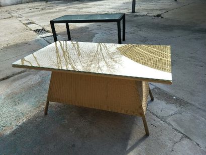 ARTIE
Tables en résine tressée avec jupe...