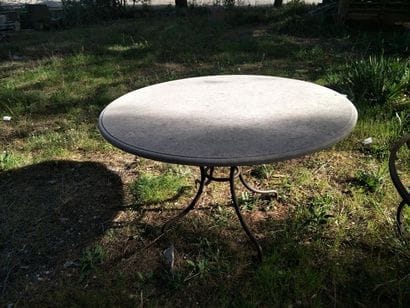 Table en pierre du sinai, pieds en fer 
Diam....