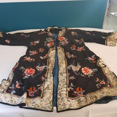 JAPON Xxème SIECLE 
Trois tenues de cérémonie...