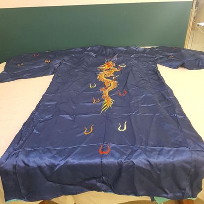JAPON Xxème SIECLE 
Trois tenues de cérémonie...