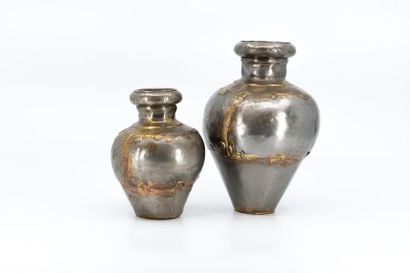 PAKISTAN
Deux vases balustre en métal et...