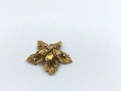 BROCHE en or deux tons 750° à motif végétal...