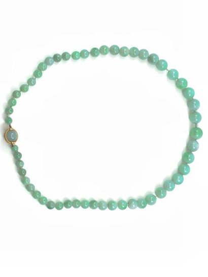 COLLIER de perles de jade fermoir à cliquet...