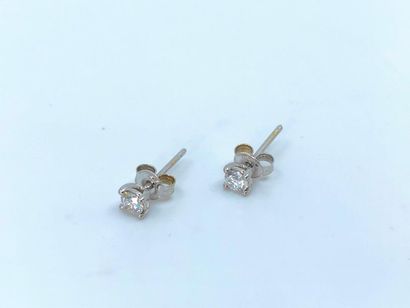PAIRE de boutons d'oreille en or gris 750°...