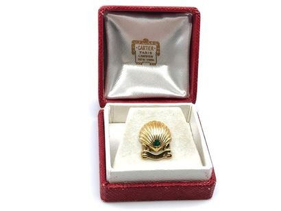 CARTIER 
Boutonnière Shell en or 750° ornée...
