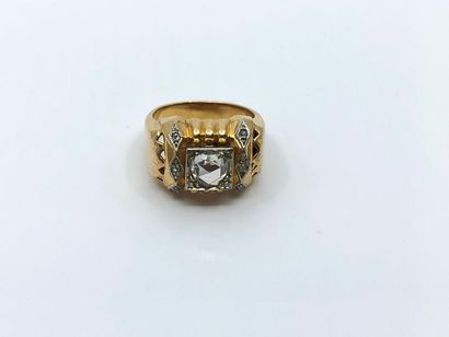 BAGUE en or deux tons ornée d'un diamant...
