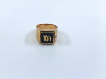 BAGUE chevaliere en or jaune 750° ornée d'une...