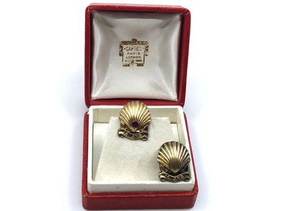 CARTIER
Lot de deux boutonnières Shell en...