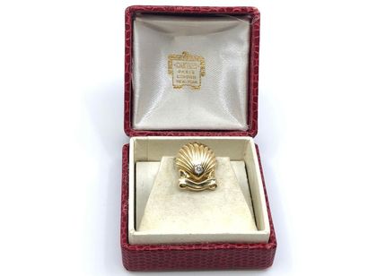 CARTIER 
Boutonnière Shell en or 750° ornée...