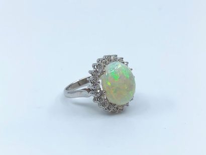 BAGUE en or gris 750° ornée d'une opale dans...
