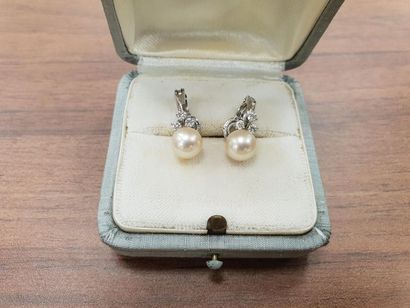 PAIRE de clip d'oreilles en or gris 750 ornée...