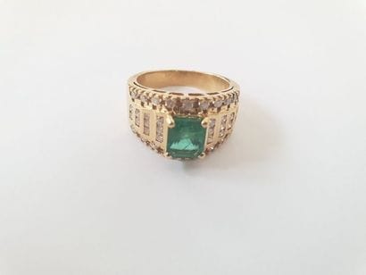BAGUE en or jaune 750° ornée d'une emeraude...