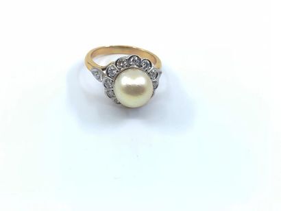BAGUE en or deux tons ornée d'une perle dans...