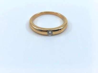 BAGUE en or jaune 750° ornée d'un diamant...