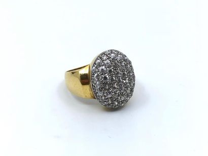BAGUE en or deux tons ornée d'un pavage de...