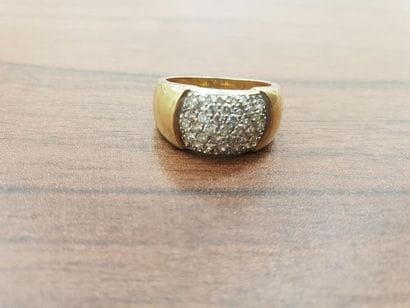 BAGUE en or deux tons 750° ornée d'un pavage...