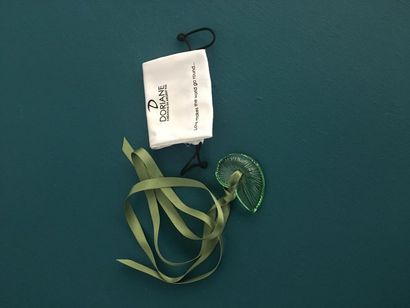 BACCARAT 
Collier coquillage en cristal vert...