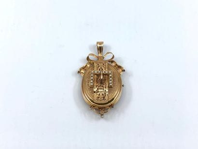 BROCHE faisant pendentif ornée de perles...