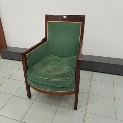 BERGERE en acajou, les accotoirs droits soutenus...