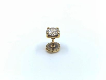 Boucle en or jaune 750° ornée d'un diamant...