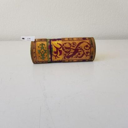 ETUI oblong en marqueterie de paille à décor...