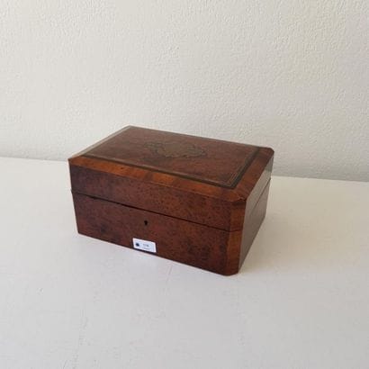 COFFRET
en bois de placage d'acajou, loupe...