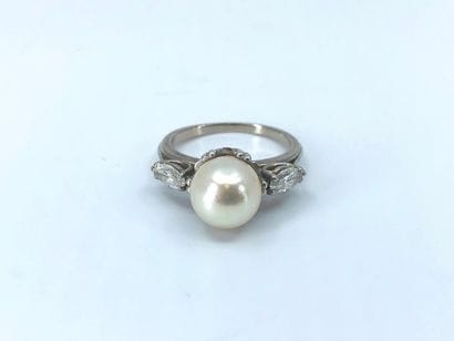 BAGUE en or gris 750° ornée d'une perle épaulée...