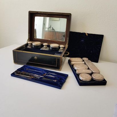 NECESSAIRE DE VOYAGE dans un coffret en acajou...