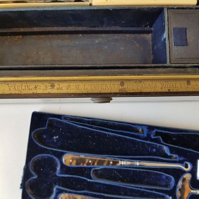NECESSAIRE DE VOYAGE dans un coffret en acajou...