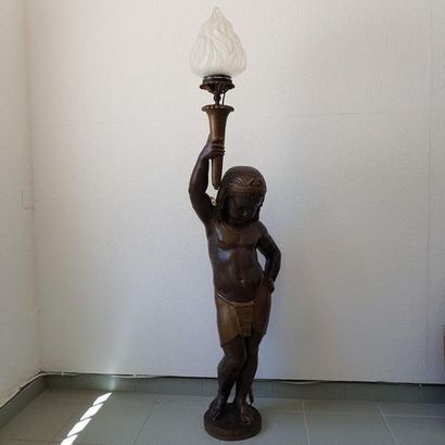 NUBIEN 
porte-torchère en fonte de fer 
Circa...