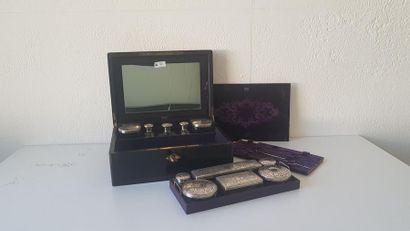 NECESSAIRE DE VOYAGE dans un coffret en bois...